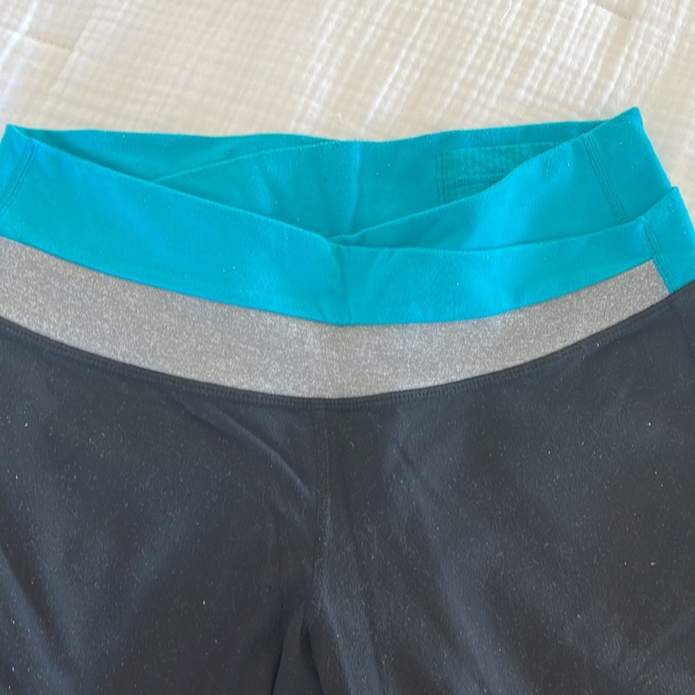 Lululemon Black Flare Boot Cut Leggings, Size 6 - Picture 3 of 5